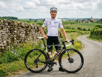 Cycliste professionnel posant avec vélo sur route rurale