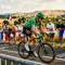 Cycliste professionnel en vert pédalant devant foule française