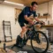 Cycliste sur home trainer dans un atelier de vélo