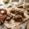 Mains préparant des barres granola aux fruits secs et amandes