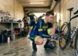 Cyclistes professionnels se préparent dans un garage avec leurs vélos
