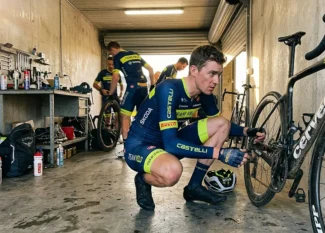 Cyclistes professionnels se préparent dans un garage avec leurs vélos