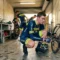 Cyclistes professionnels se préparent dans un garage avec leurs vélos